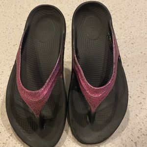 Oofos pink sparkle sandals 6